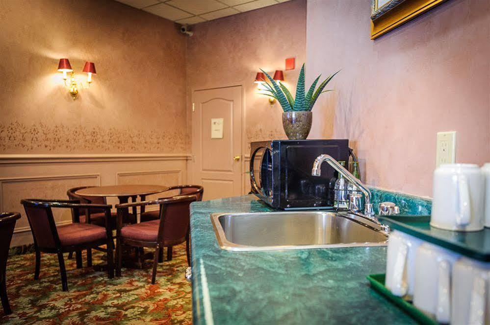 Peterborough Inn & Suites Hotel Esterno foto